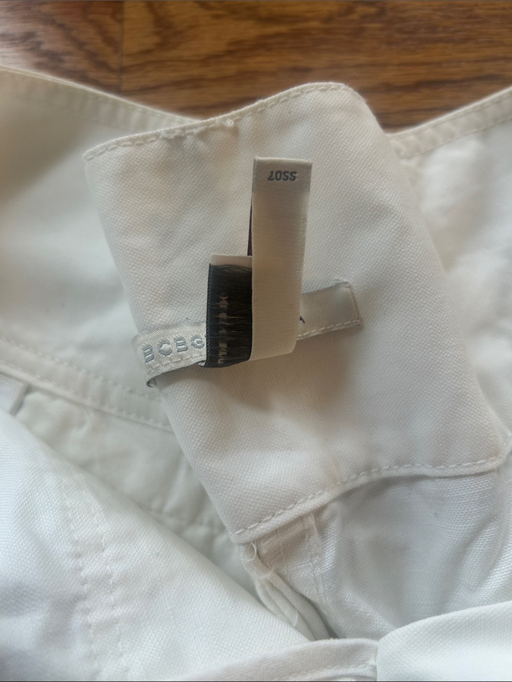 Vintage BCBGMaxAzria Runway White Shorts Size 2 - Picture 7 of 14
